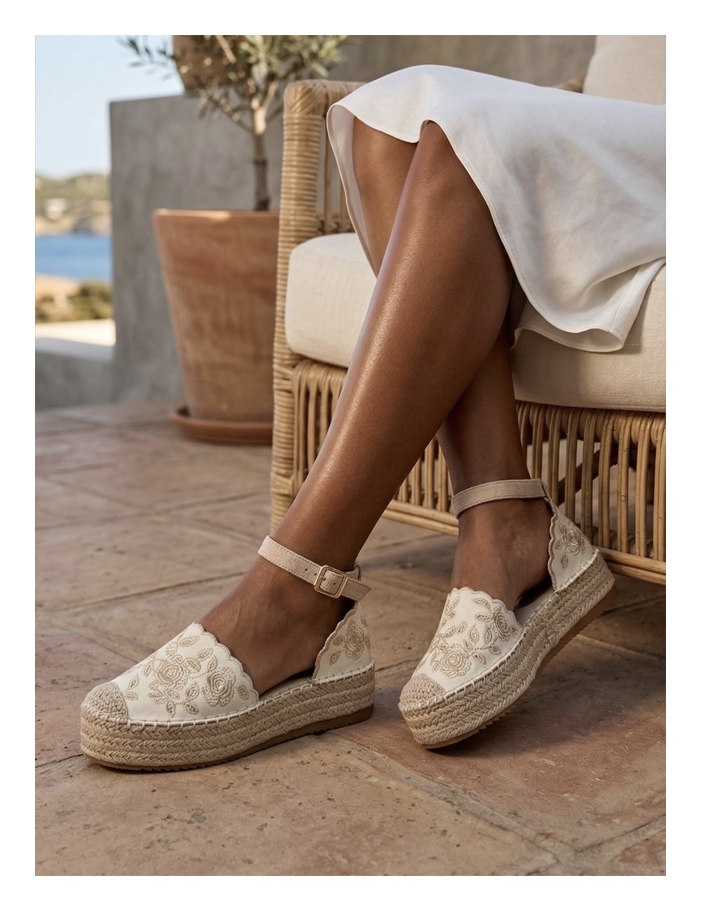Alpargatas con cuña y bordados florales Rita Beige