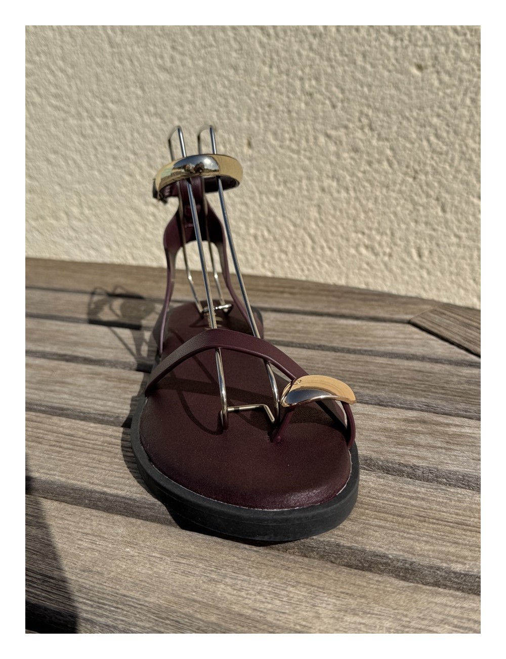 Sandalias con tiras y anillo Osulai Wine