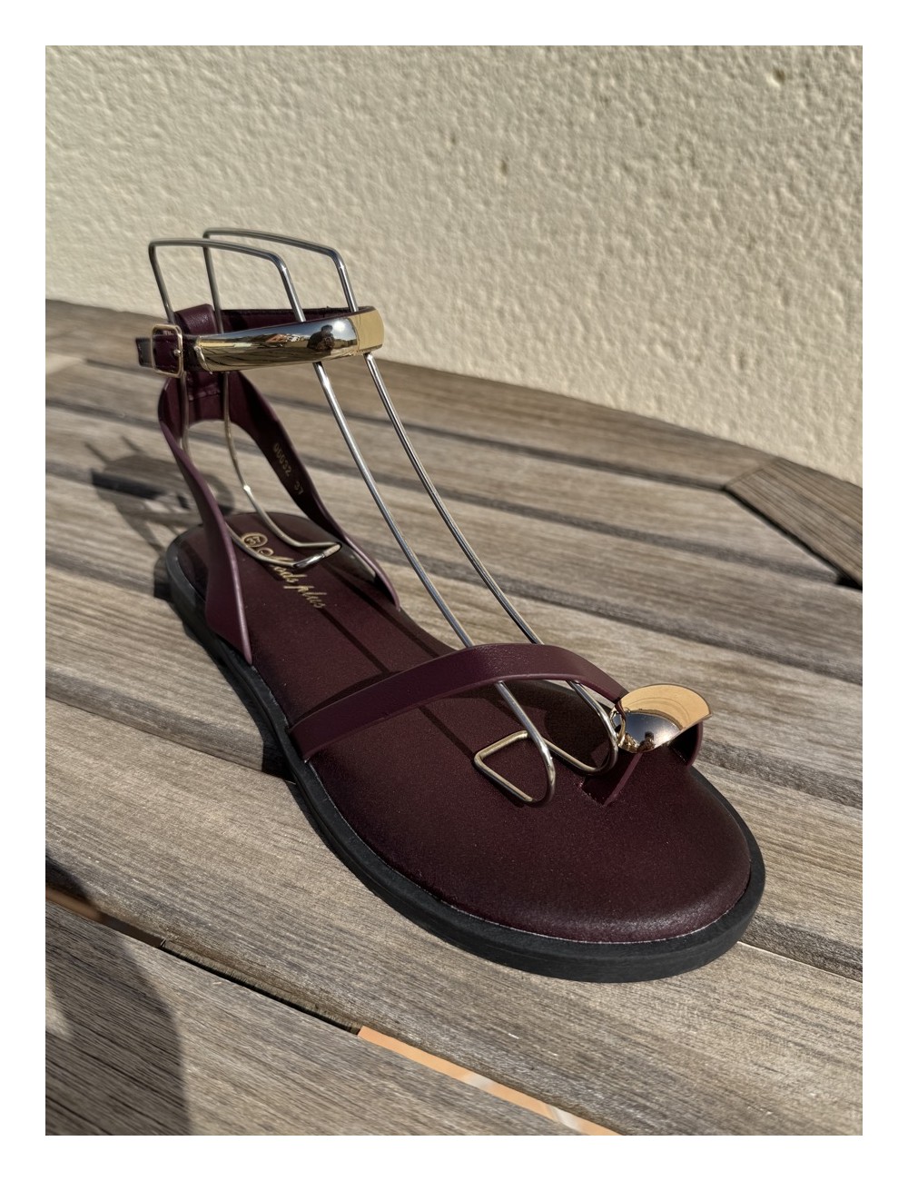 Sandalias con tiras y anillo Osulai Wine