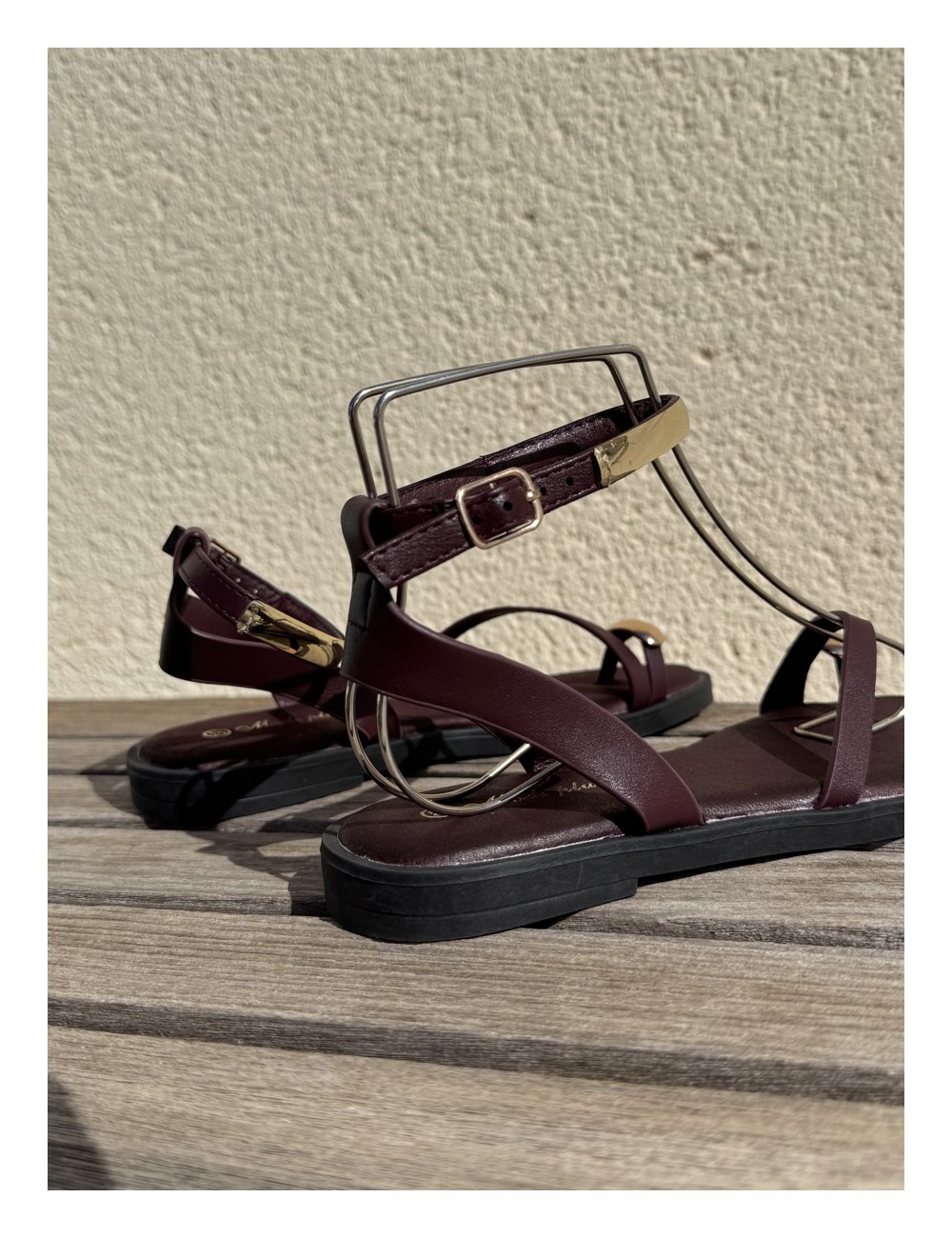 Sandalias con tiras y anillo Osulai Wine