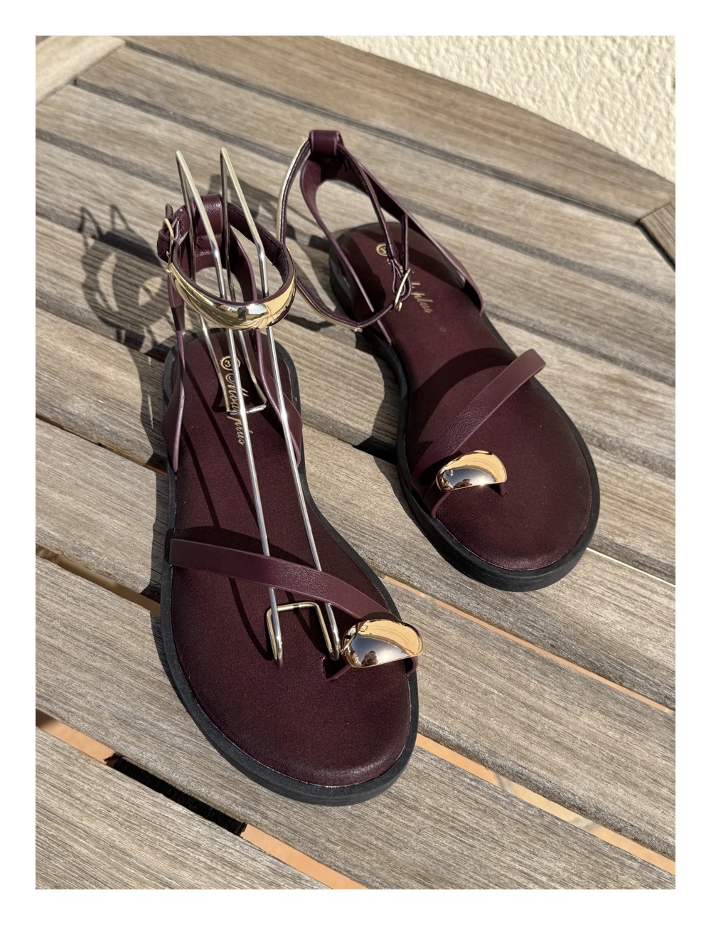 Sandalias con tiras y anillo Osulai Wine