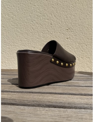 Zueco plataforma efecto madera y Tachas Incanto Brown