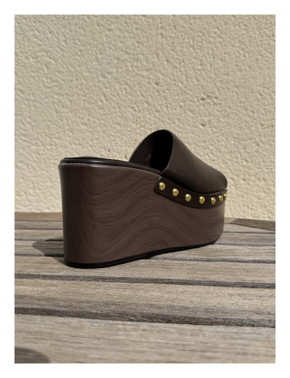 Zueco plataforma efecto madera y Tachas Incanto Brown