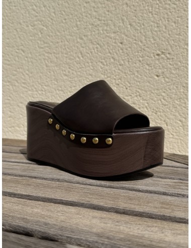 Zueco plataforma efecto madera y Tachas Incanto Brown