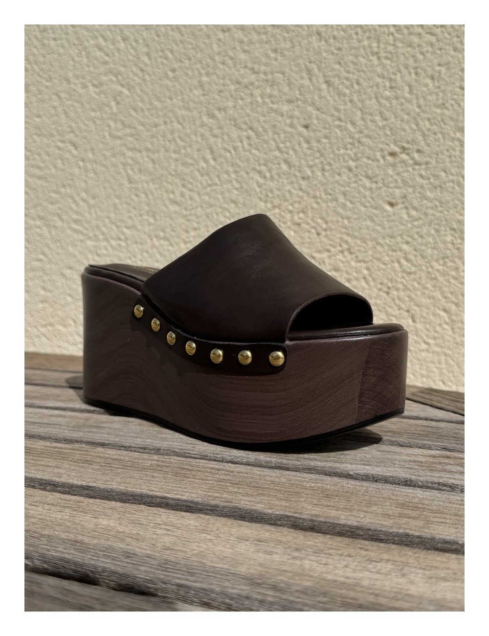 Zueco plataforma efecto madera y Tachas Incanto Brown