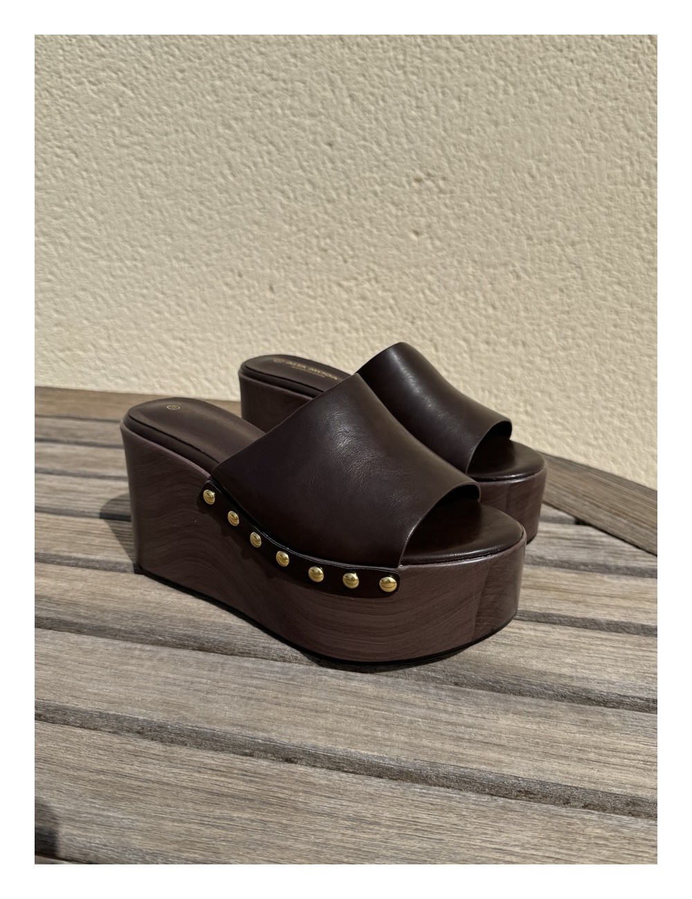 Zueco plataforma efecto madera y Tachas Incanto Brown