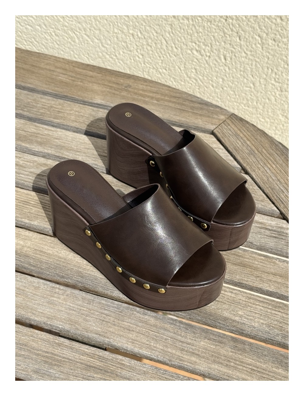 Zueco plataforma efecto madera y Tachas Incanto Brown