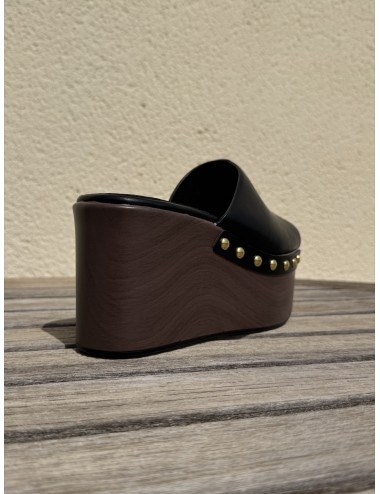 Zueco plataforma efecto madera y Tachas Incanto Noir