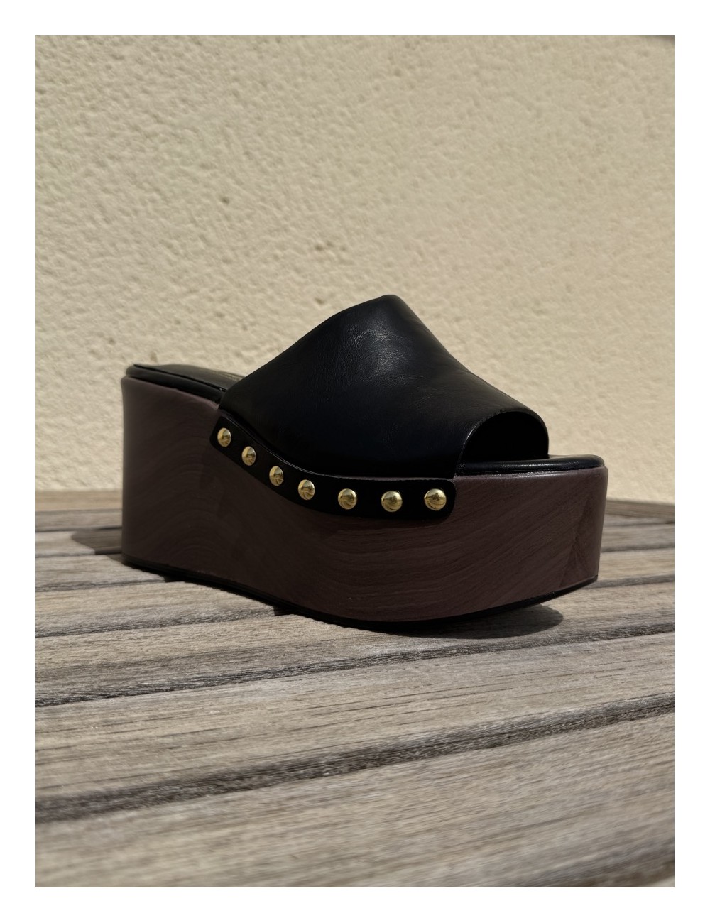 Zueco plataforma efecto madera y Tachas Incanto Noir