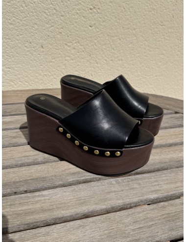 Zueco plataforma efecto madera y Tachas Incanto Noir