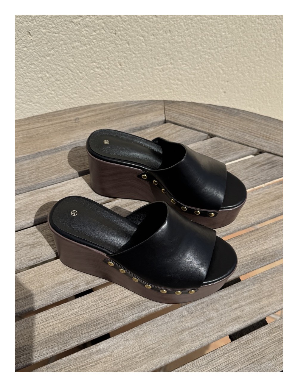 Zueco plataforma efecto madera y Tachas Incanto Noir