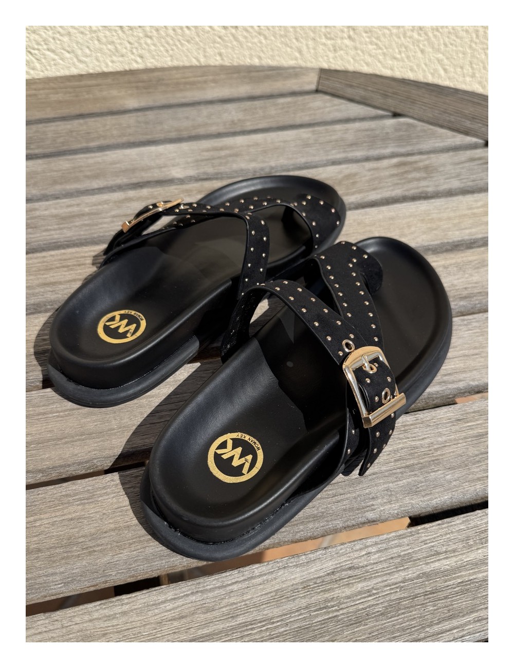 Sandalias plana con tachas y hebilla Lecse Noir