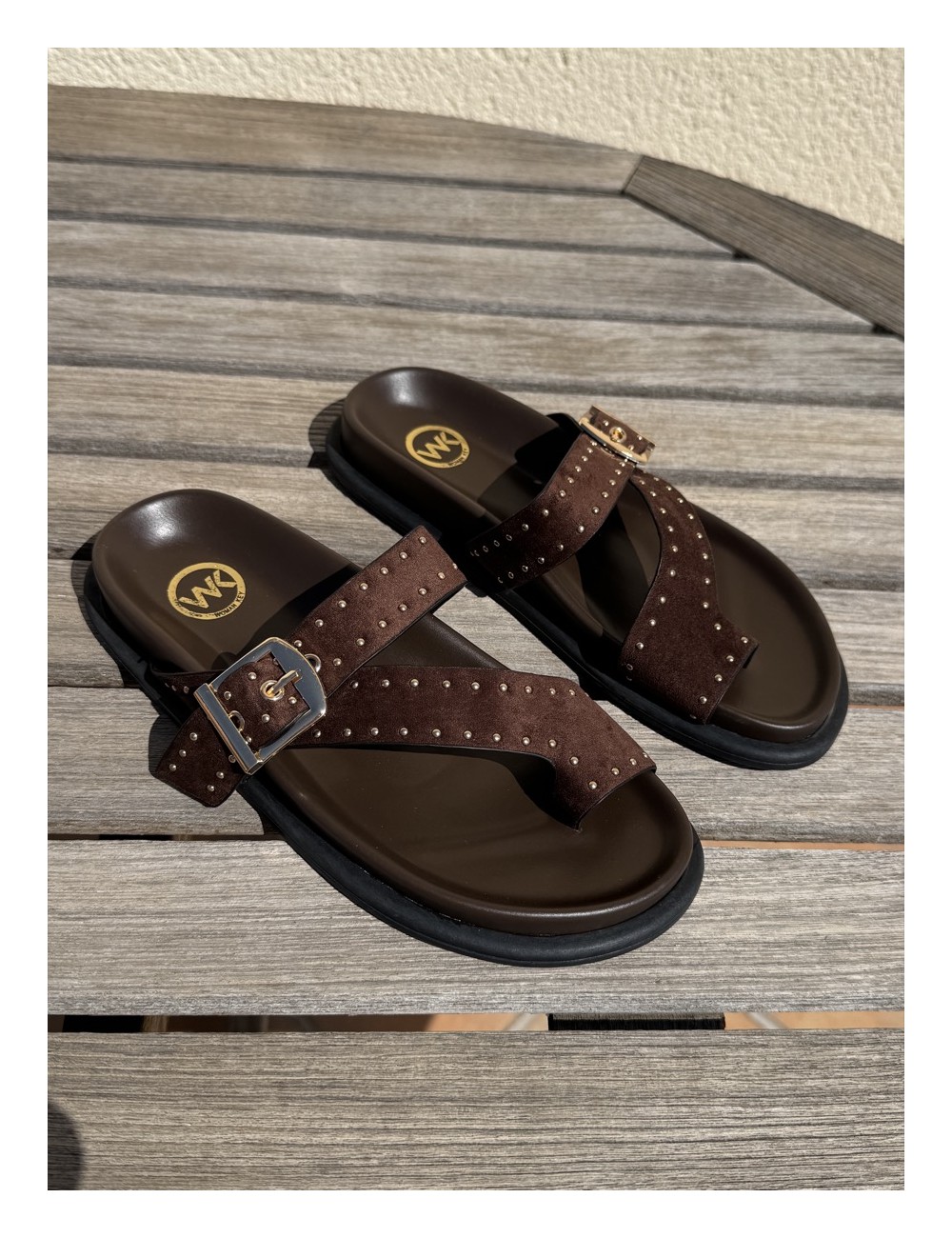 Sandalias plana con tachas y hebilla Lecse Brown