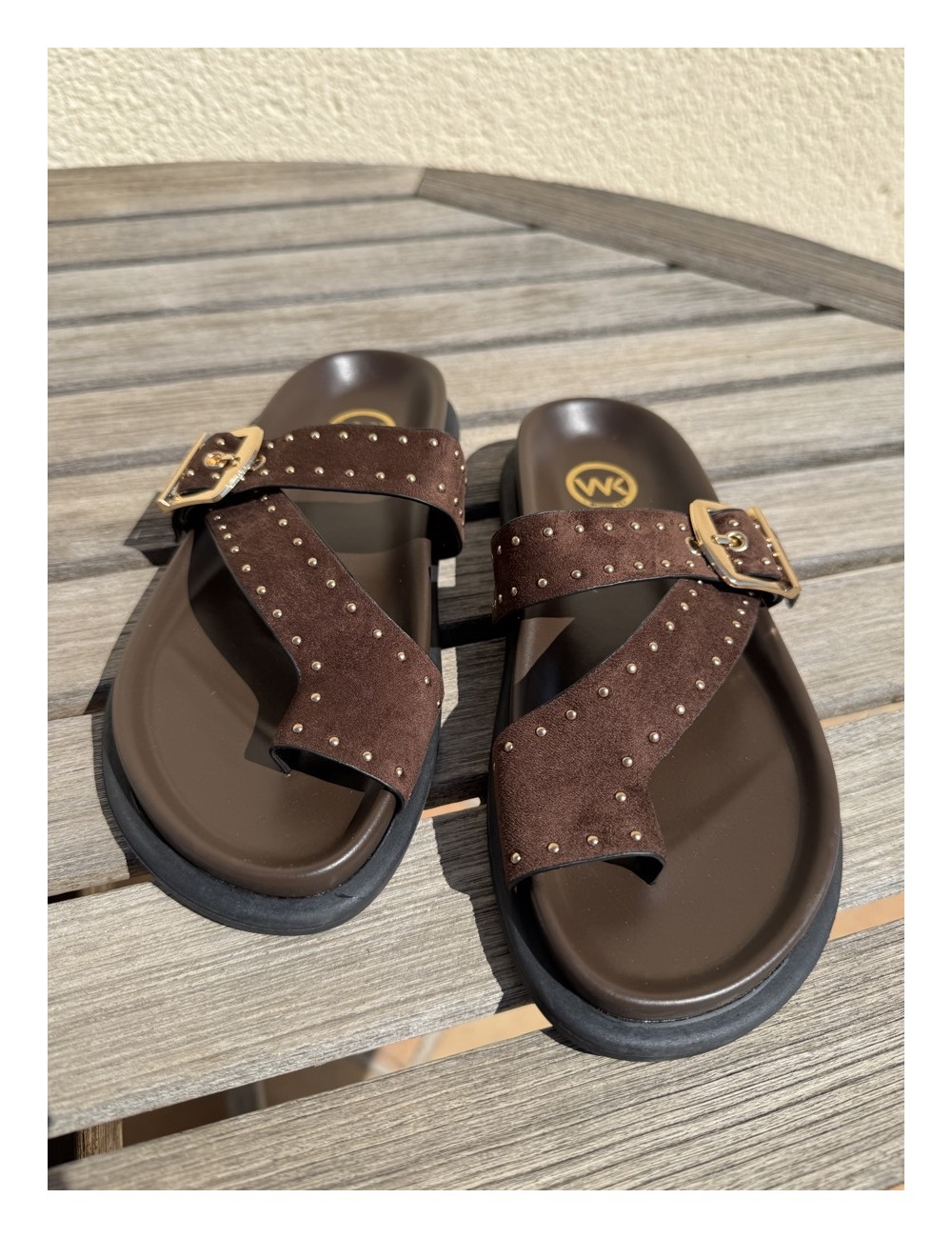 Sandalias plana con tachas y hebilla Lecse Brown