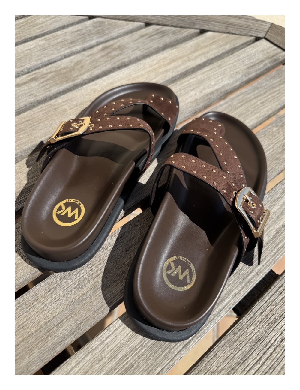 Sandalias plana con tachas y hebilla Lecse Brown